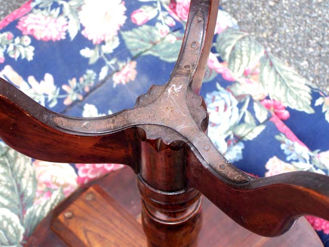 A George III period diminutive Plum Wood Tripod Table on Cabriole Legs with Pad Feet circa 1770 — image 5